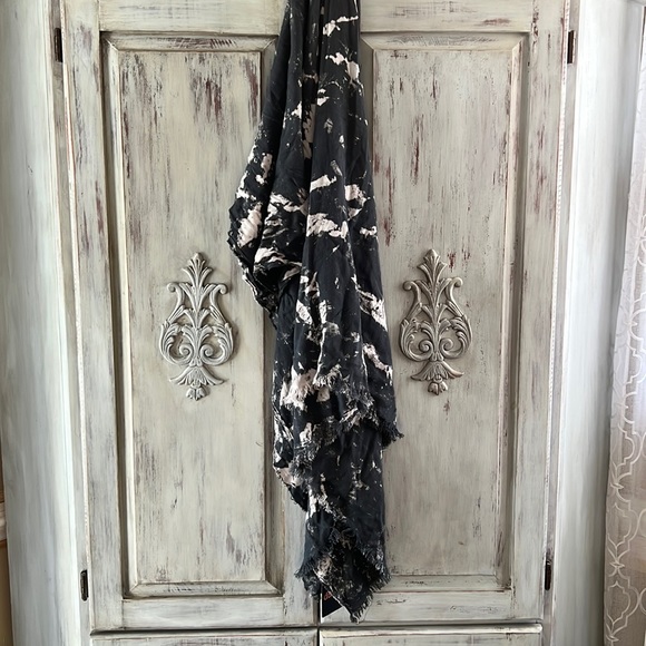 Large scarf - Picture 1 of 4